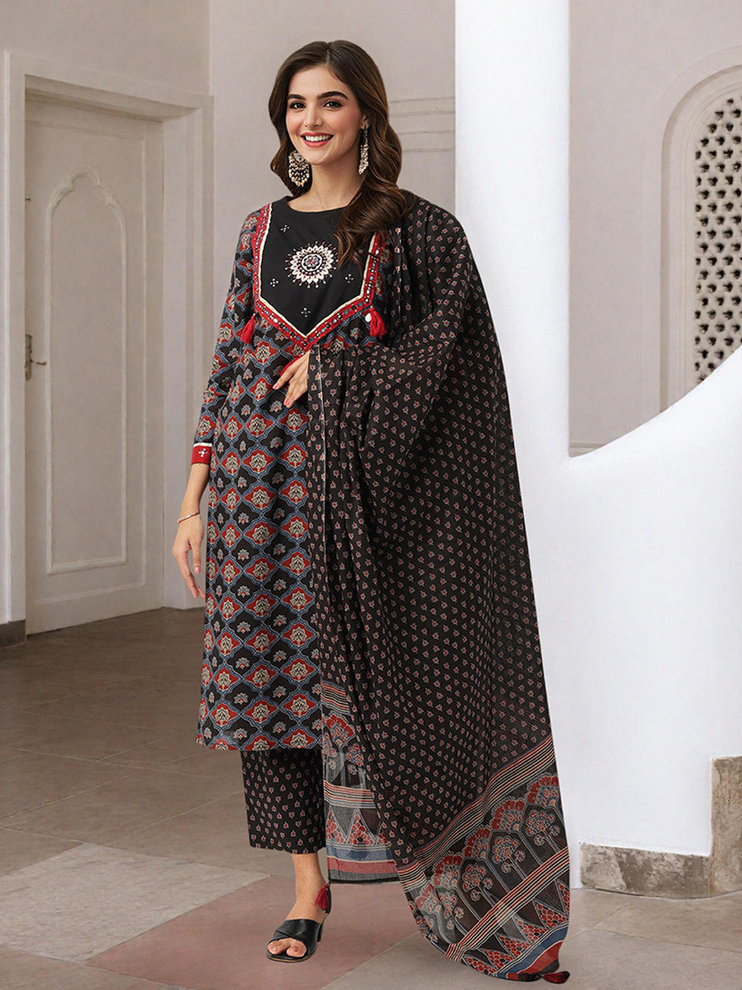 Ishin Women Black Cotton Kurta 3Pcs Sets