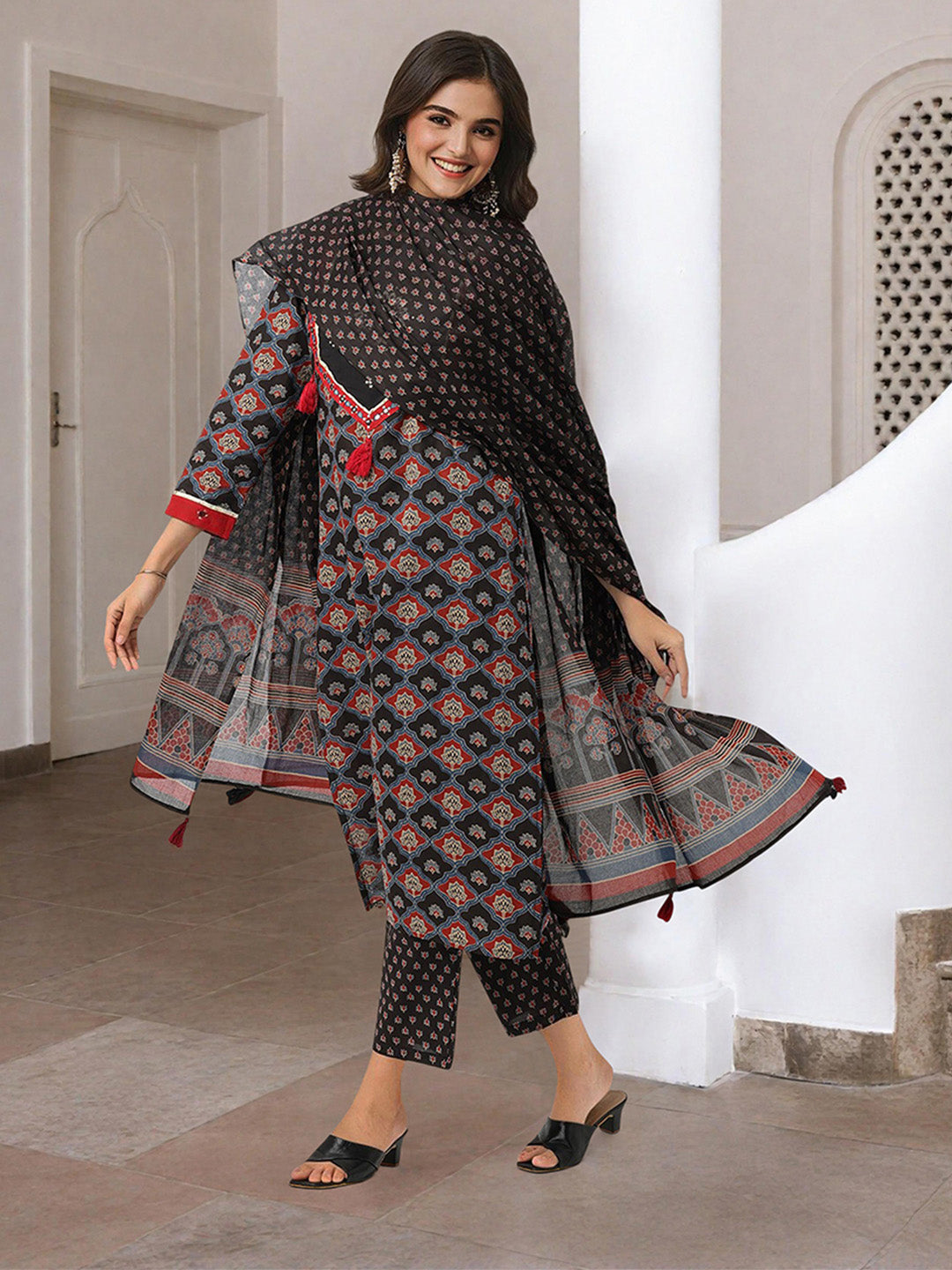 Ishin Women Black Cotton Kurta 3Pcs Sets
